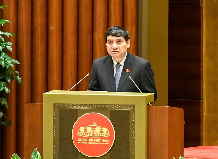 Chủ nhiệm Ủy ban Văn hóa và Xã hội của Quốc hội Nguyễn Đắc Vinh trình bày tóm tắt báo cáo thẩm tra
