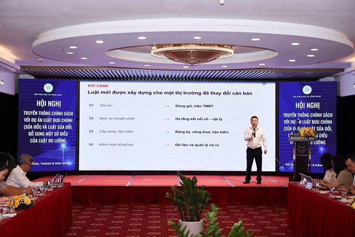 Ông Lã Hoàng Trung, Vụ trưởng Vụ Bưu chính (Bộ KH&CN) trình bày chuyên đề về Dự án Luật Bưu chính (sửa đổi)