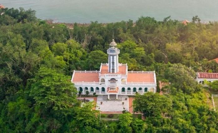 Ngọn hải đăng tại đảo Dấu. Ảnh: NTH
