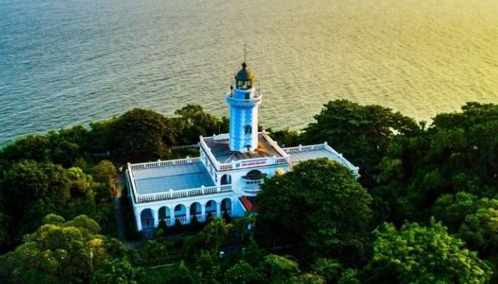 Hải đăng Hòn Dấu chiếu xa tới 40km như “mắt thần” chỉ dẫn cho những con tàu đi biển xa trên hải trình sóng gió bao la và soi sáng giữa biển trời bao la, định vị cho tuyến luồng quan trọng ra vào cảng biển Hải Phòng. Ảnh: HP