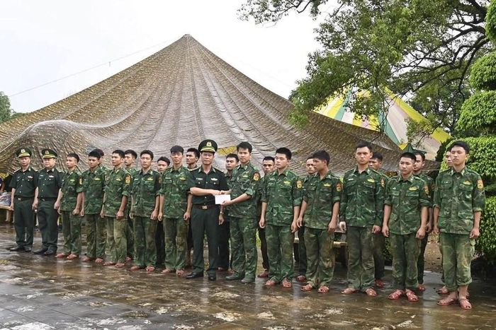 Lãnh đạo Bộ Chỉ huy Quân sự tỉnh Điện Biên thăm, động viên và trao quà cho lực lượng trực tiếp làm nhiệm vụ