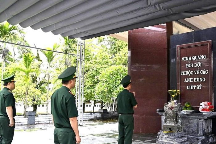 Đoàn công tác dâng hương tưởng niệm tại Nhà bia ghi danh các Anh hùng liệt sĩ tại Nghĩa trang Liệt sĩ Độc Lập