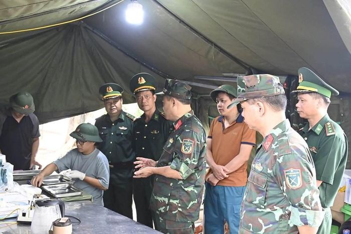 Đoàn công tác kiểm tra khu vực xử lý, bảo quản mẫu ADN hài cốt liệt sĩ sau khi quy tập, đảm bảo trang trọng, đúng quy trình