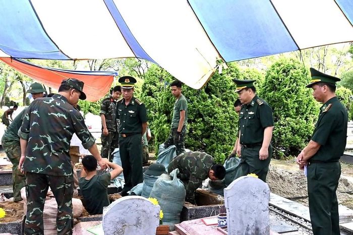 Lãnh đạo Bộ CHQS tỉnh Điện Biên kiểm tra, động viên lực lượng làm nhiệm vụ tại Nghĩa trang Liệt sĩ Độc Lập