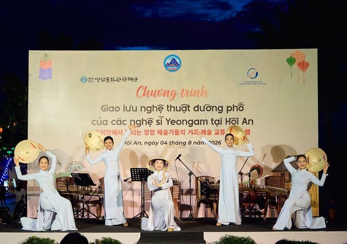 Tiết mục biểu diễn giao lưu của các nghệ sĩ Hội An