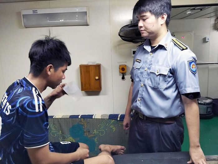 Động viên, thăm hỏi ngư dân được cấp cứu kịp thời