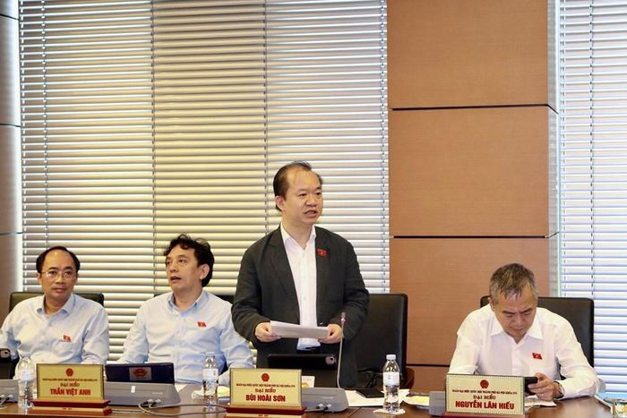 Đại biểu Bùi Hoài Sơn phát biểu trong phiên thảo luận tổ. Ảnh: Xuân Trường