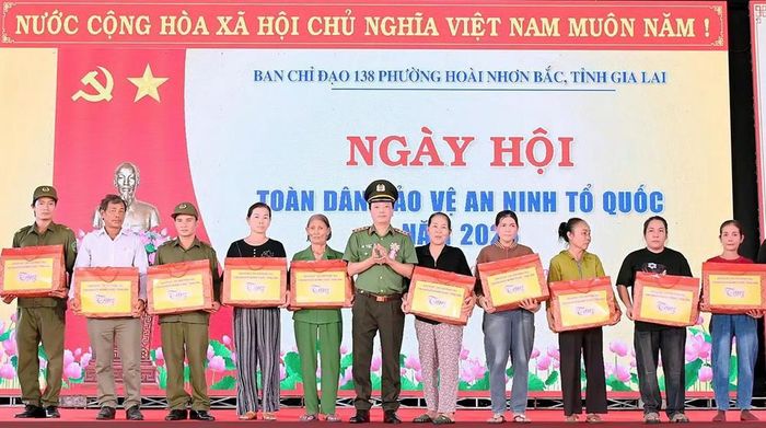 Thượng tướng Đặng Hồng Đức - Thứ trưởng Bộ Công an tặng quà của Ban chỉ đạo Trung ương cho các cá nhân có thành tích xuất sắc trong xây dựng phong trào toàn dân bảo vệ an ninh Tổ quốc trên địa bàn phường Hoài Nhơn Bắc