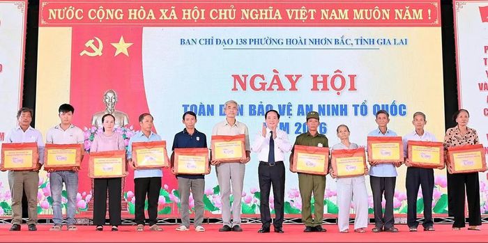 Trưởng Ban Tuyên giáo Trung ương Trịnh Văn Quyết tặng quà cho 10 cá nhân thuộc gia đình chính sách và cá nhân có thành tích xuất sắc trong xây dựng phong trào toàn dân bảo vệ an ninh Tổ quốc trên địa bàn phường Hoài Nhơn Bắc