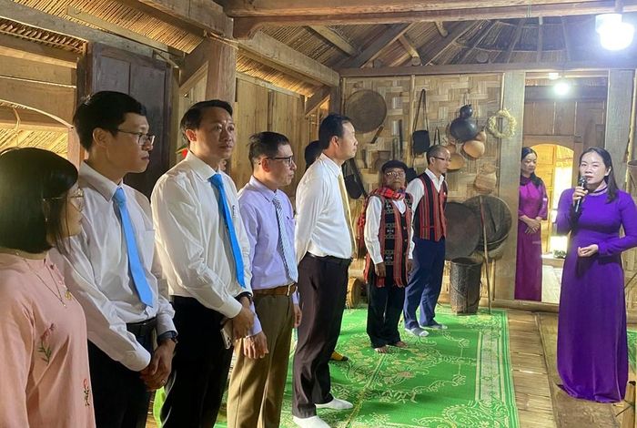 Tham quan không gian trưng bày bên trong nhà Moong của đồng bào Pa Cô. Ảnh: B.T