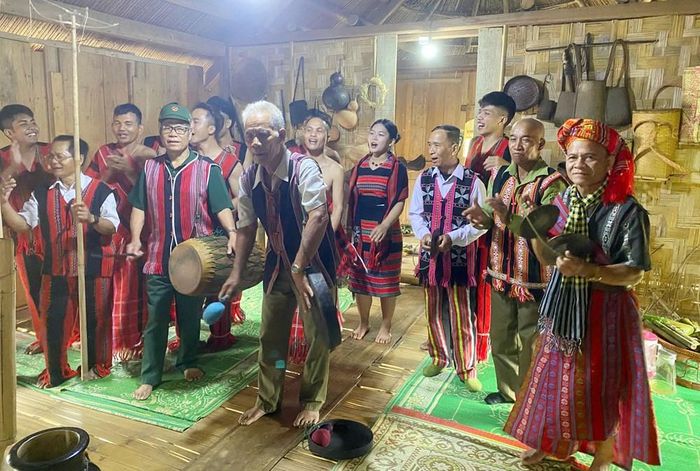 Các nghệ nhân và người dân trên địa bàn xã A Lưới 1 tham gia sinh hoạt văn hóa trong nhà Moong truyền thống. Ảnh: B.T