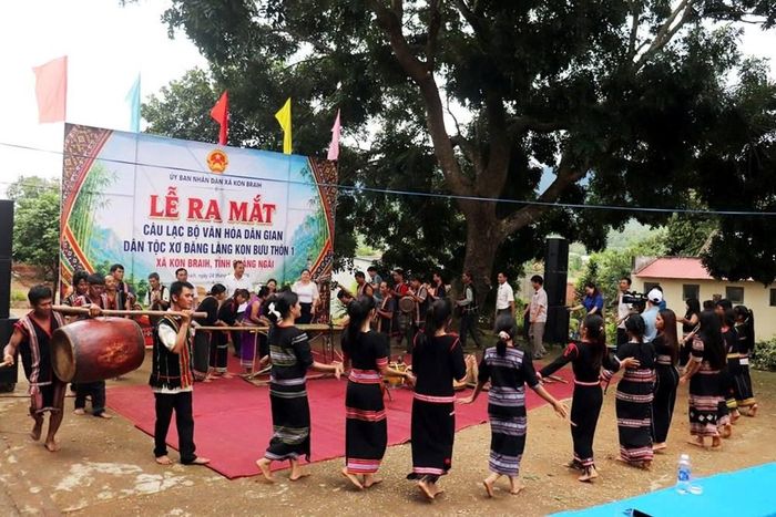 Đồng bào Xơ Đăng làng Kon Bưu trình diễn cồng chiêng, múa xoang trong không gian lễ hội truyền thống tại lễ ra mắt Câu lạc bộ Văn hóa dân gian dân tộc Xơ Đăng