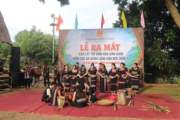 Các nghệ nhân và người dân làng Kon Bưu trình diễn cồng chiêng, múa xoang và tái hiện sinh hoạt văn hóa truyền thống của đồng bào Xơ Đăng tại lễ ra mắt Câu lạc bộ Văn hóa dân gian dân tộc Xơ Đăng