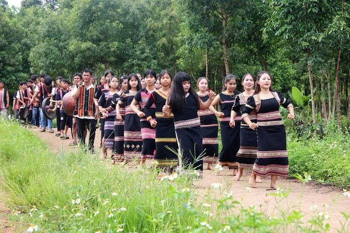Màn trình diễn cồng chiêng, múa xoang tái hiện không gian văn hóa truyền thống của đồng bào Xơ Đăng tại làng Kon Bưu