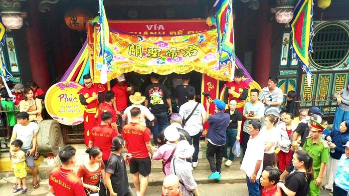 Du khách, người dân về tham dự lễ vía được tổ chức tại Quan Công Miếu năm 2025