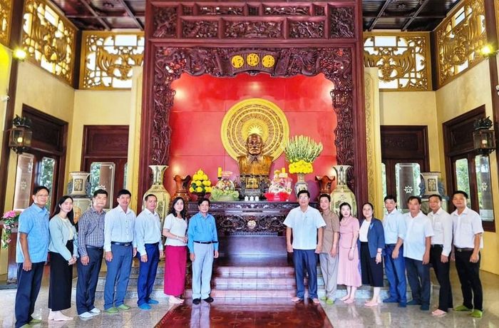 Đoàn cán bộ xã Vĩnh Bình dâng hương báo công tại Khu lưu niệm