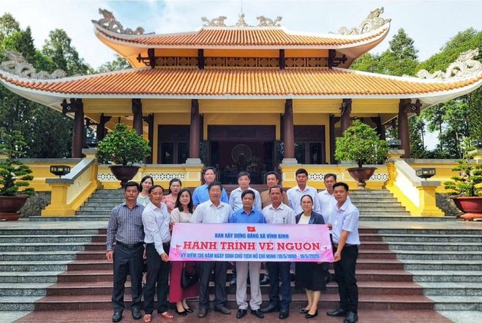 Đoàn cán bộ xã Vĩnh Bình về nguồn tại Khu lưu niệm Chủ tịch Tôn Đức Thắng