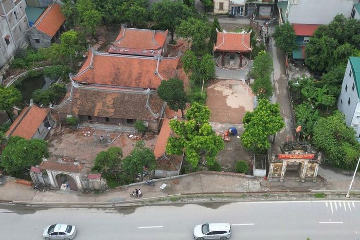 Cổng làng Nhật Tảo đứng cạnh ngôi đình cổ kính hơn 600 năm tuổi