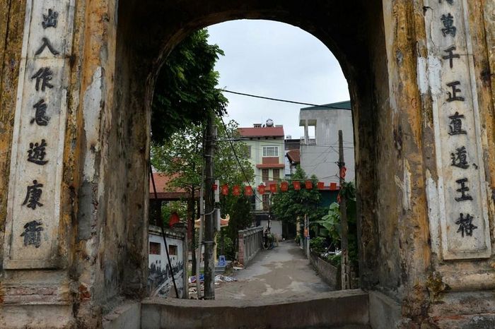 Chiếc cổng làng được giữ gìn vẹn nguyên như một chứng nhân lịch sử, nuôi dưỡng tình yêu quê hương và tạo nên điểm tựa tinh thần cho người dân Nhật Tảo