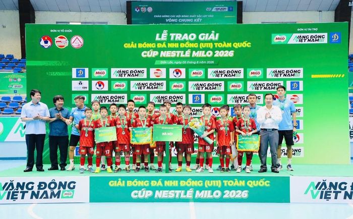Đội U11 Hà Nội thuộc Trung tâm Huấn luyện và Thi đấu TDTT Hà Nội - Sở VHTT Hà Nội, nhận giải nhì