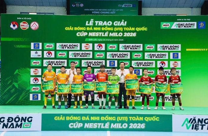 Ban tổ chức trao thưởng cho các cầu thủ nhí tiêu biểu
