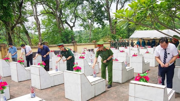 Đại biểu dâng hương các phần mộ liệt sĩ tại Nghĩa trang Liệt sĩ Bông Lau trước khi tiến hành lấy mẫu phục vụ giám định ADN