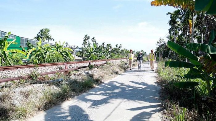 Lực lượng Cảnh sát giao thông tuyên truyền, vận động người dân chấp hành quy định khi qua đường sắt