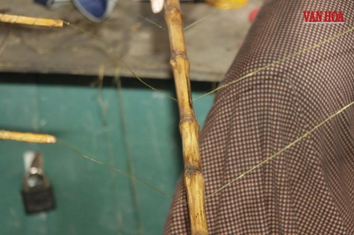 Những sơi lanh mảnh được đưa lên guồng máy