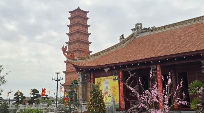 Tháp Tường Long được xây dựng 9 tầng ở độ cao 128m trên núi. Ảnh: Vĩnh Quân