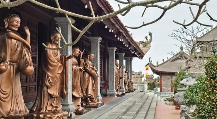 Khu vườn tượng tại khu chùa, tháp Tường Long. Ảnh: Vĩnh Quân