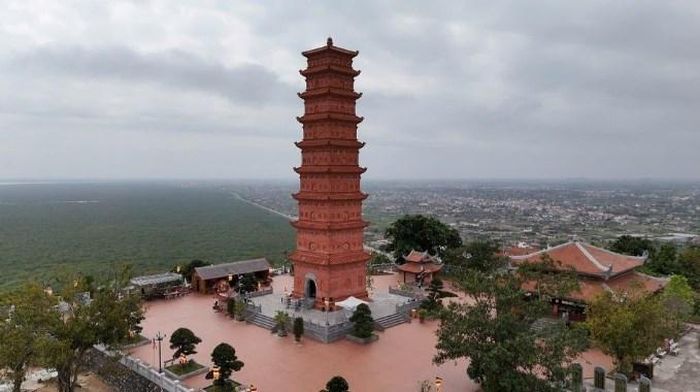 Chùa, tháp Tường Long nằm ở địa thế "chín ngọn núi cao thấp uốn lượn", giống như 9 con rồng nhỏ vươn dài ra biển. Ảnh: Vĩnh Quân