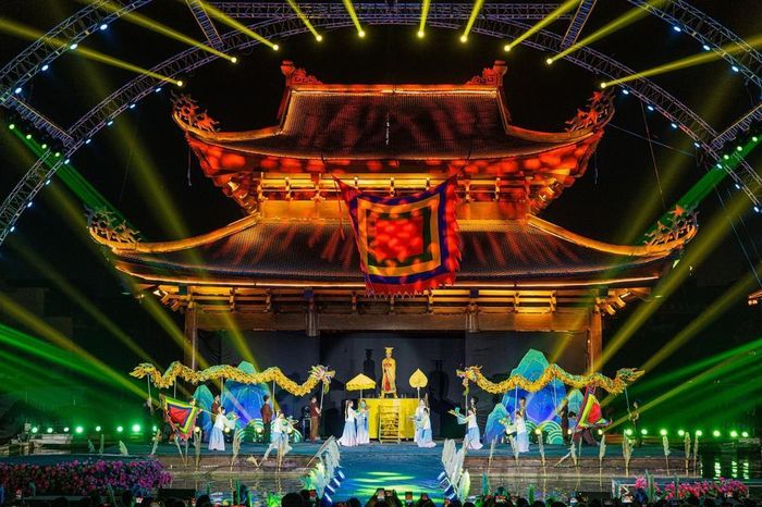Show thực cảnh “Anh hùng cờ lau” được tổ chức tại phố cổ Hoa Lư (Ninh Bình) là minh chứng nổi bật cho việc phát huy giá trị lịch sử, văn hóa trong phát triển sản phẩm du lịch đặc thù. Ảnh: TTXVN