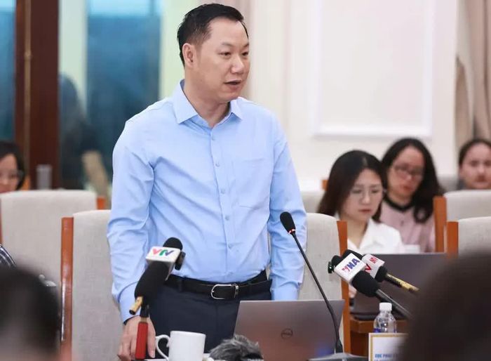 Vụ trưởng Vụ Giáo dục Đại học (Bộ Giáo dục và Đào tạo) Nguyễn Tiến Thảo trao đổi trong cuộc họp. Ảnh: Thanh Tùng - TTXVN