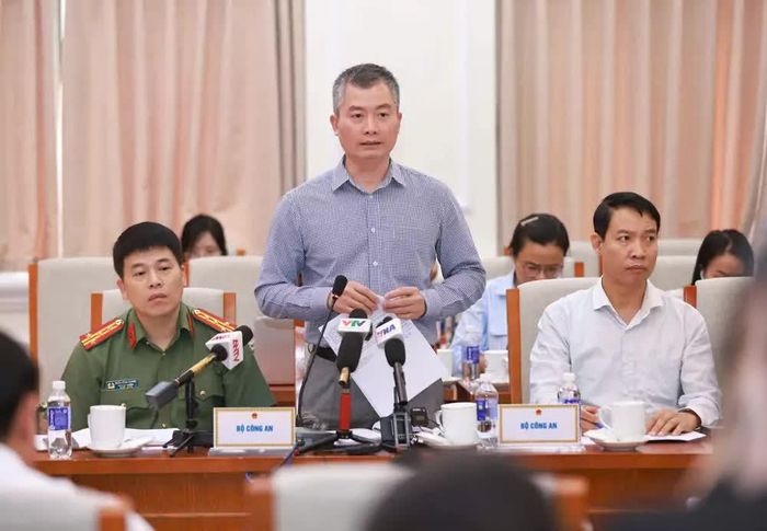 Đại diện Cơ quan điều tra, Bộ Công an thông tin trong cuộc họp. Ảnh: Thanh Tùng - TTXVN