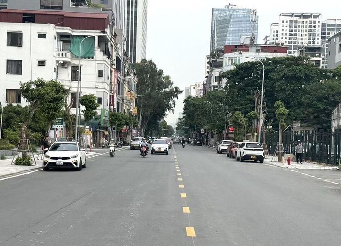 Sau khi hoàn thành, mặt cắt ngang tuyến đường được mở rộng lên 21m, gồm 15m lòng đường và hai vỉa hè rộng 3m mỗi bên. Ảnh: Quốc Lũy - TTXVN