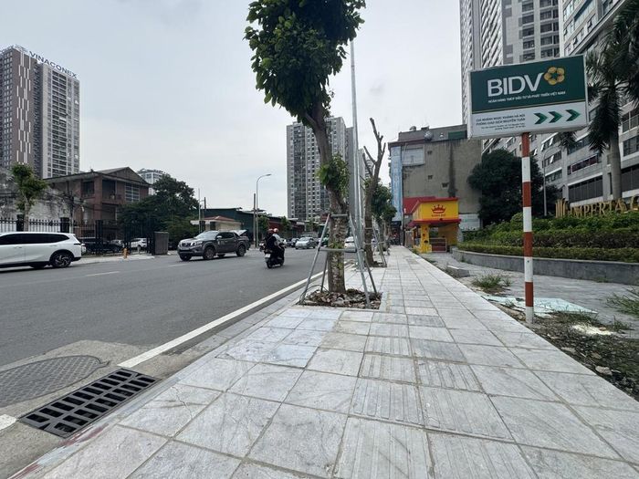 Các hạng mục liên quan đến hoàn thiện hạ tầng kỹ thuật, chỉnh trang vỉa hè, hệ thống chiếu sáng, cây xanh cũng đã được hoàn thiện. Ảnh: Quốc Lũy - TTXVN