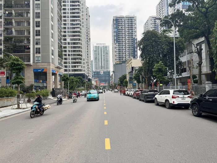 Sau khi hoàn thành, mặt cắt ngang tuyến đường được mở rộng lên 21m, gồm 15m lòng đường và hai vỉa hè rộng 3m mỗi bên. Ảnh: Quốc Lũy - TTXVN