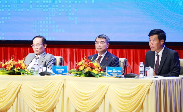 Thủ tướng Lê Minh Hưng và các đồng chí lãnh đạo Bộ Ngoại giao điều hành Phiên toàn thể Hội nghị Ngoại giao lần thứ 33. Ảnh: Dương Giang – TTXVN