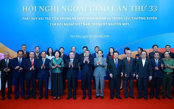 Thủ tướng Lê Minh Hưng với các đại biểu dự Phiên toàn thể Hội nghị Ngoại giao lần thứ 33. Ảnh: Dương Giang – TTXVN