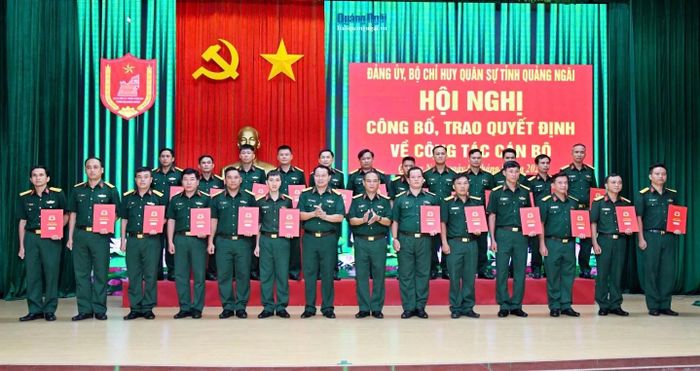 Lãnh đạo Bộ Chỉ huy Quân sự tỉnh Quảng Ngãi trao quyết định, chúc mừng cán bộ nhận quyết định điều động, bổ nhiệm tại các đơn vị. Ảnh Báo Quảng Ngãi