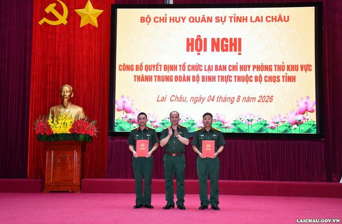 Đại tá Đặng Vĩnh Thụy, Ủy viên Ban Thường vụ Tỉnh ủy, Chỉ huy trưởng Bộ Chỉ huy Quân sự tỉnh Lai Châu trao Quyết định cho các đơn vị. Ảnh Cổng TTĐT tỉnh Lai Châu