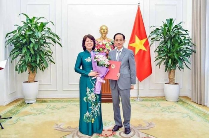 Bộ trưởng Bộ Ngoại giao Lê Hoài Trung trao quyết định của Thủ tướng Chính phủ và tặng hoa chúc mừng bà Nguyễn Thị Hoàng Vân được điều động, bổ nhiệm giữ chức Thứ trưởng Bộ Ngoại giao.
