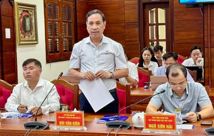 Ông Bùi Văn Kiên, Phó Tổng giám đốc EVNNPT nêu nhiều kiến nghị với UBND tỉnh Đắk Lắk nhằm tháo gỡ khó khăn, vướng mắc, đẩy nhanh tiến độ các dự án truyền tải điện quan trọng trên địa bàn - Ảnh: EVNNPT