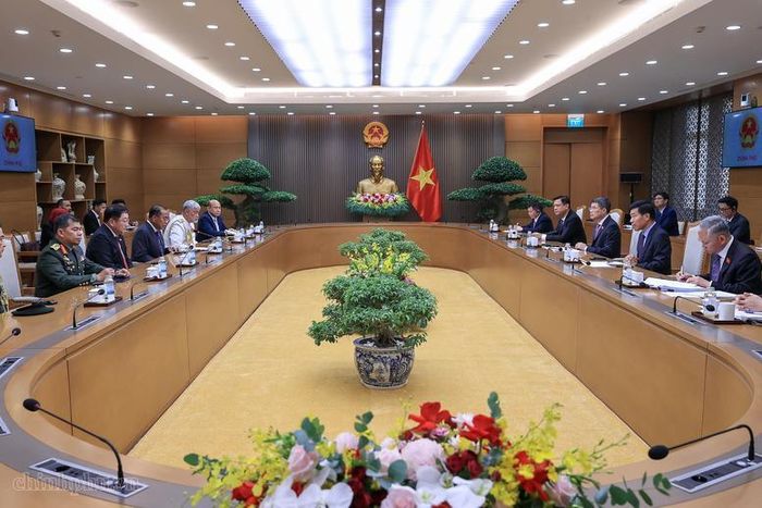 Thủ tướng Lê Minh Hưng và Bộ trưởng Mohamed Khaled bin Nordin cũng chia sẻ về những giải pháp thúc đẩy hợp tác song phương và khu vực để tăng cường khả năng chống chịu, phản ứng chính sách hiệu quả trước các tác động bên ngoài - Ảnh: VGP/Nhật Bắc