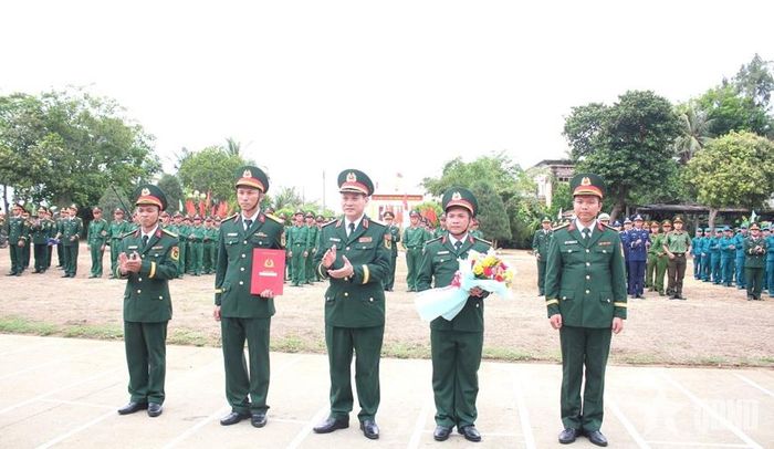 Trung tướng Lê Ngọc Hải trao quyết định thành lập Tiểu đoàn Hỗn hợp Lý Sơn. Ảnh Báo QĐND