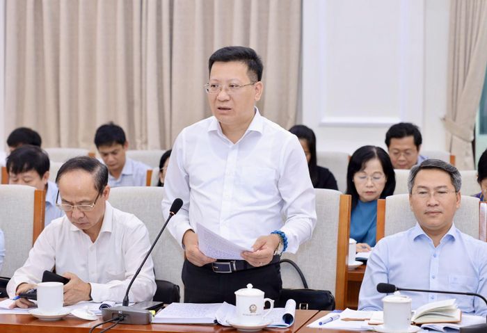 Giám đốc Sở GDĐT tỉnh Quảng Ninh Nguyễn Việt Dũng trao đổi tại hội nghị