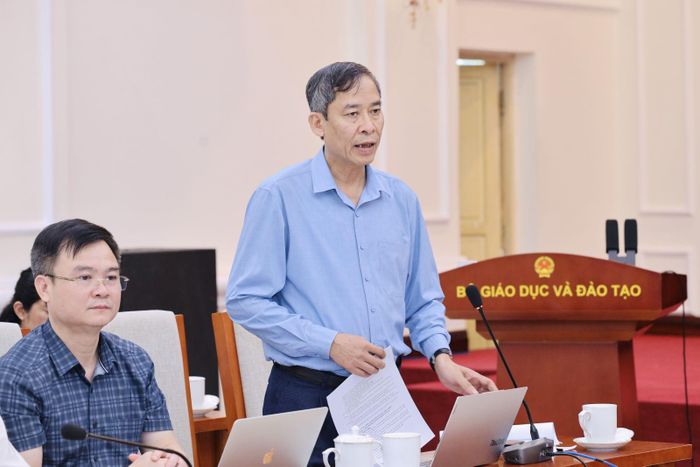 Cục trưởng Cục Nhà giáo và Cán bộ quản lí giáo dục Vũ Minh Đức trao đổi tại hội nghị