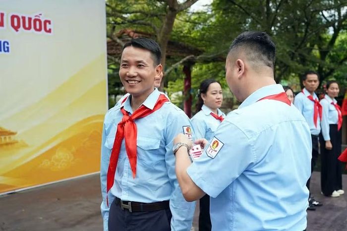 Đồng chí Lê Anh Quân trao phù hiệu Huấn luyện viên cấp II Trung ương tặng các cá nhân có thành tích tiêu biểu tại Trại huấn luyện Kim Đồng toàn quốc năm nay. (Ảnh: Hội đồng Đội Trung ương cung cấp)
