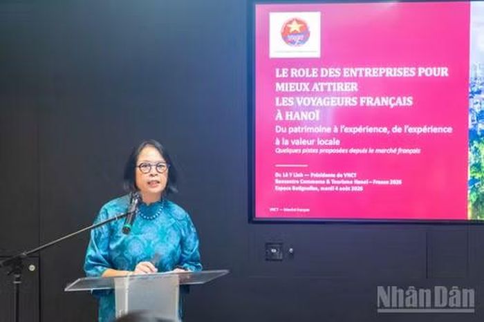 Tiến sĩ Lê Y Linh, Chủ tịch Hiệp hội Văn hóa và Du lịch Việt Nam tại châu Âu trình bày tham luận.