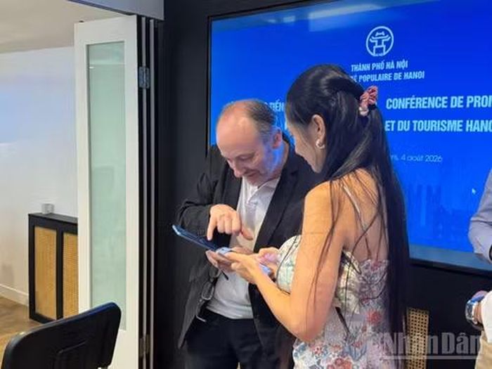 Đại diện các doanh nghiệp trao đổi trực tiếp và tìm kiếm cơ hội hợp tác trong các lĩnh vực liên quan.
